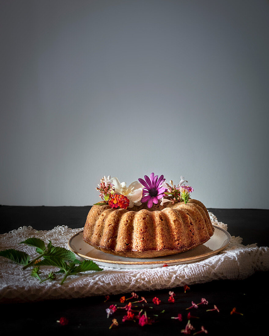 Spring bundt cake with eatable flowers