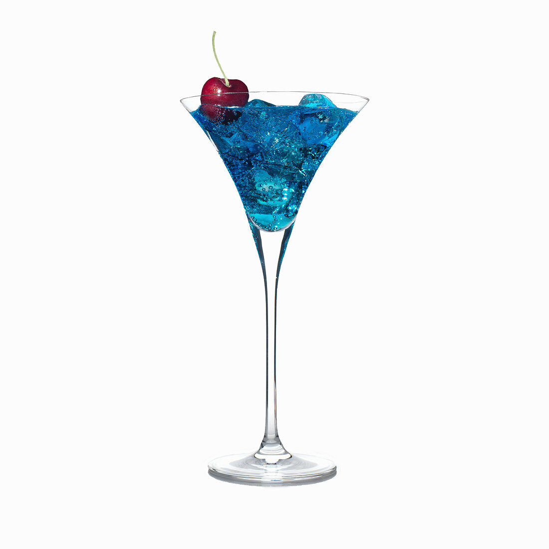 Cocktail mit Blue Curacao im Glas mit Eiswürfeln und einer Kirsche