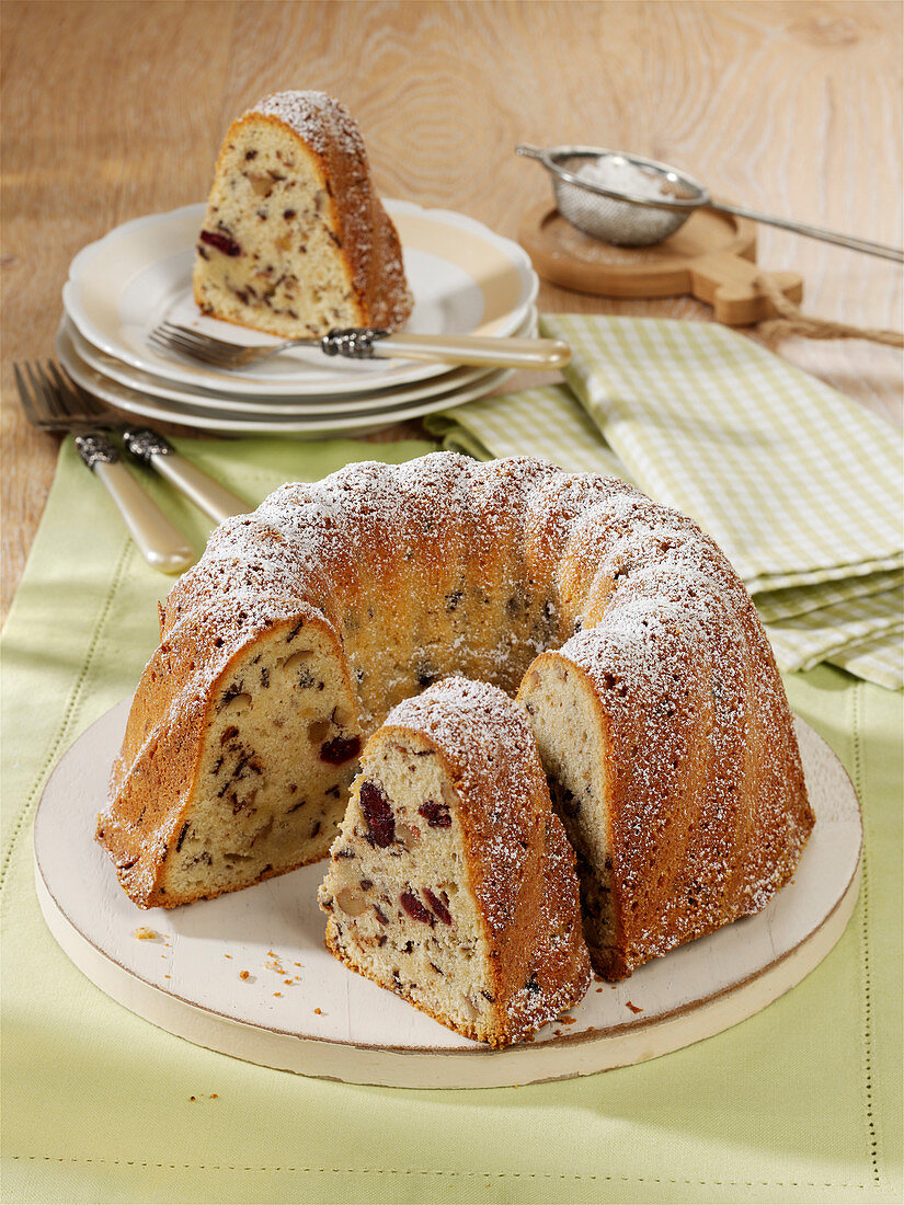 Kaisergugelhupf mit Nüssen, Schokolade und Cranberrys