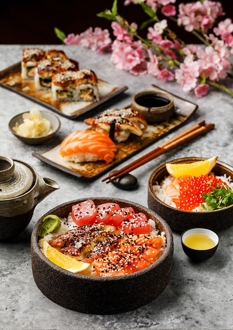 Sushi-Platte und Sashimi-Reis-Bowl mit Thunfisch und Lachs