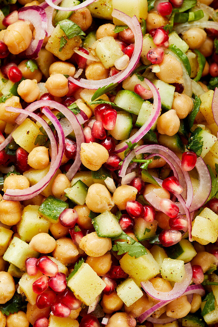 Indischer Kichererbsensalat mit Kartoffeln, Gurken und Granatapfel