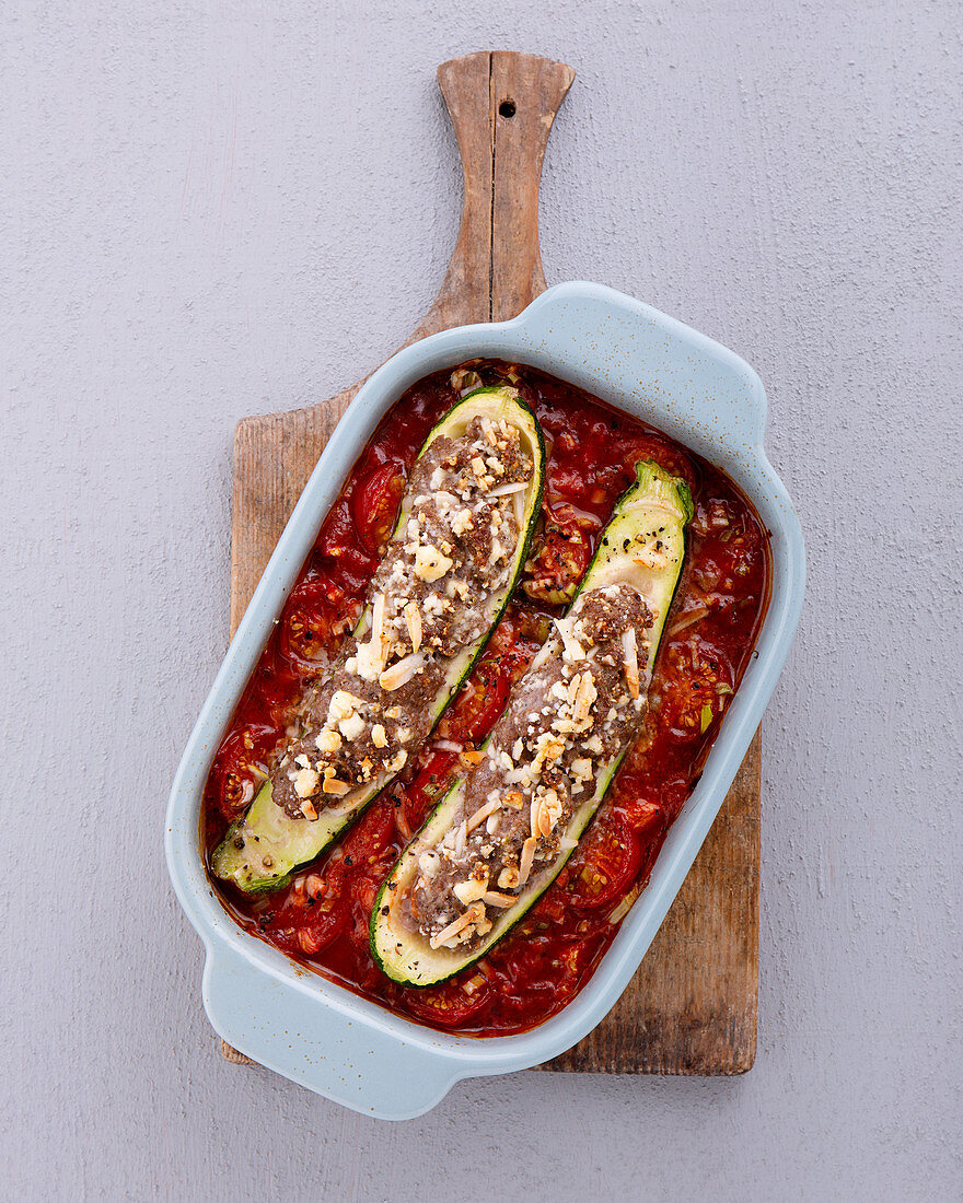 Gefüllte Zucchini mit Hackfleisch und Feta in Tomatensauce