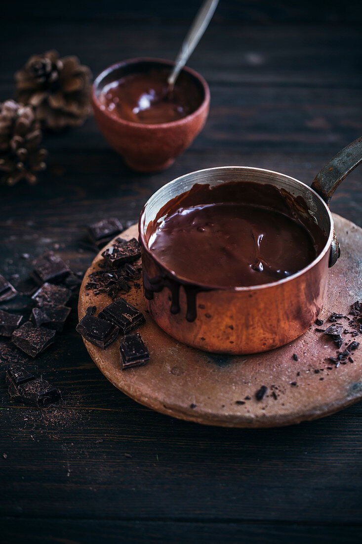Geschmolzene dunkle Schokolade in Kupfertopf