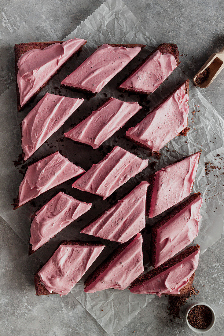 Schokoladenkuchen vom Blech mit rosa Sahnecreme