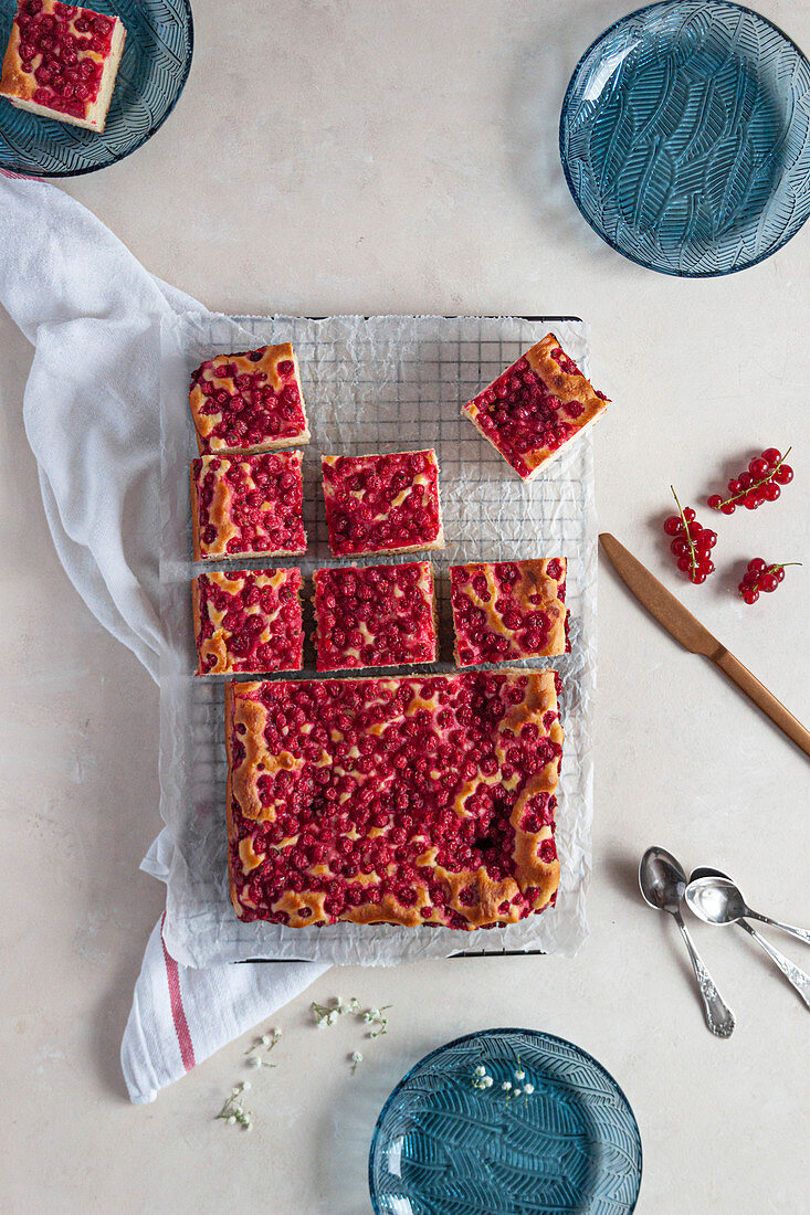 Blechkuchen mit roten Johannisbeeren