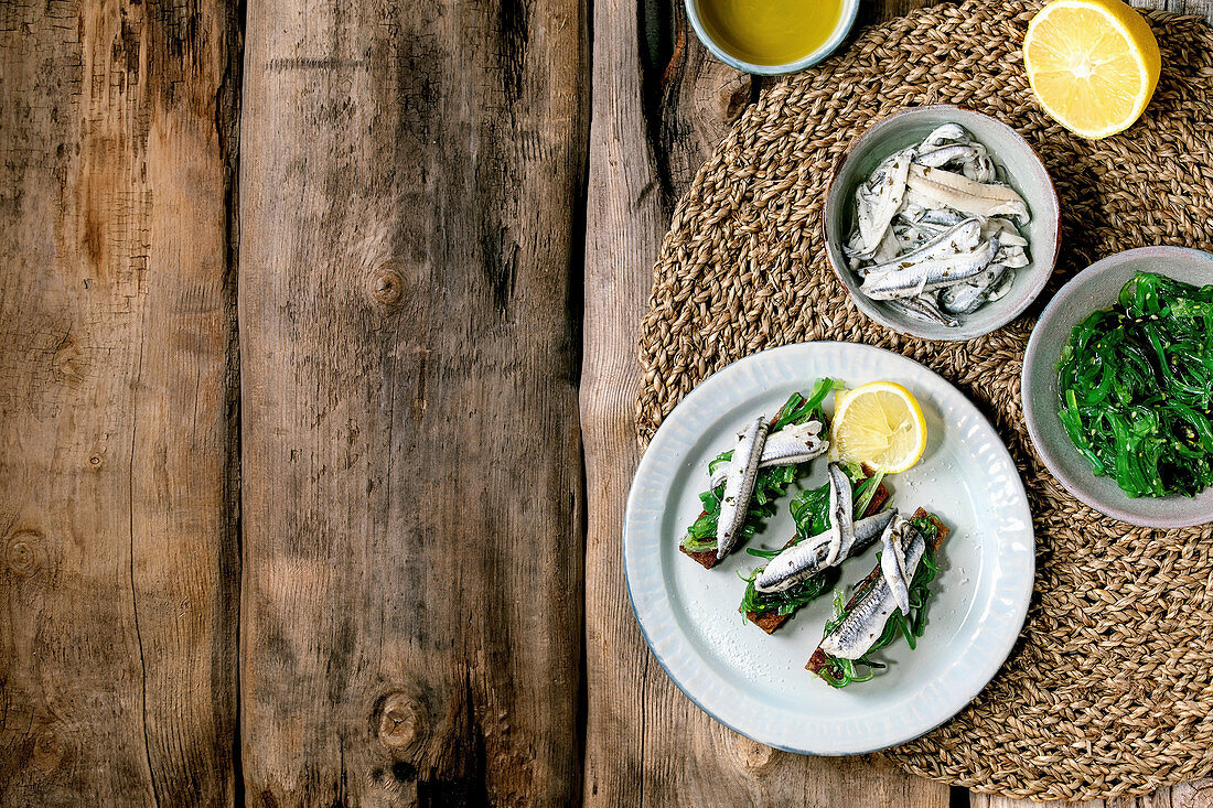 Sardinen in Öl mit Wakame-Algensalat auf Roggenbrot