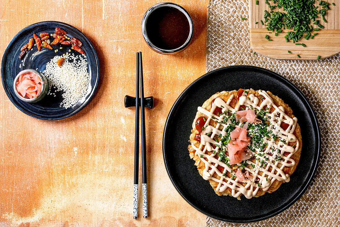 Okonomiyaki-Kohlpfannkuchen mit Schnittlauch und eingelegtem Ingwer (Japan)