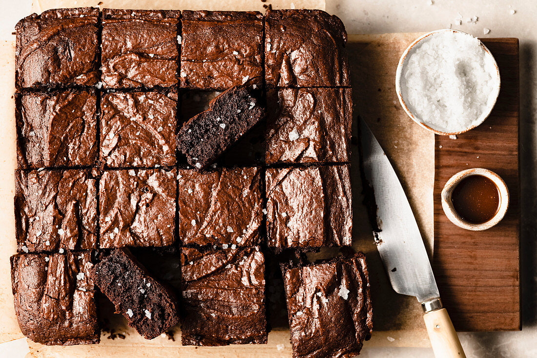 Brownies mit Salzflocken auf einem Schneidebrett