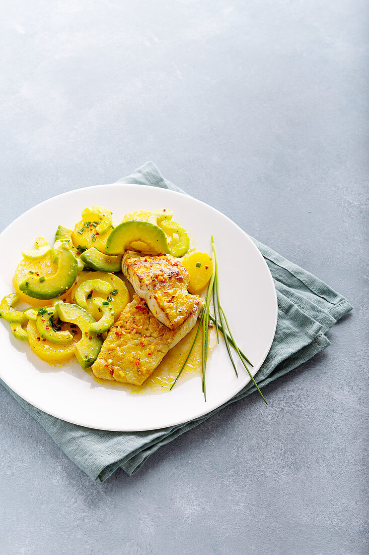 Seelachs mit Kartoffel-Avocado-Salat und Kurkuma