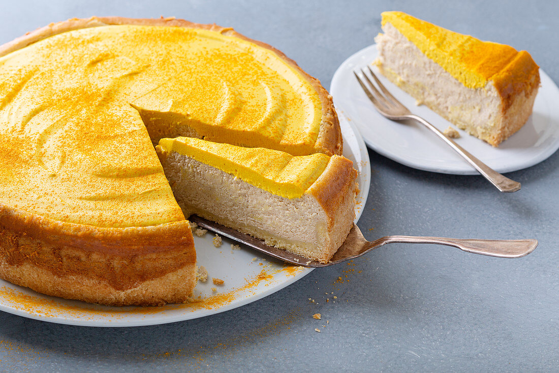 Chai-Cheesecake mit Kurkuma und Honig-Frosting