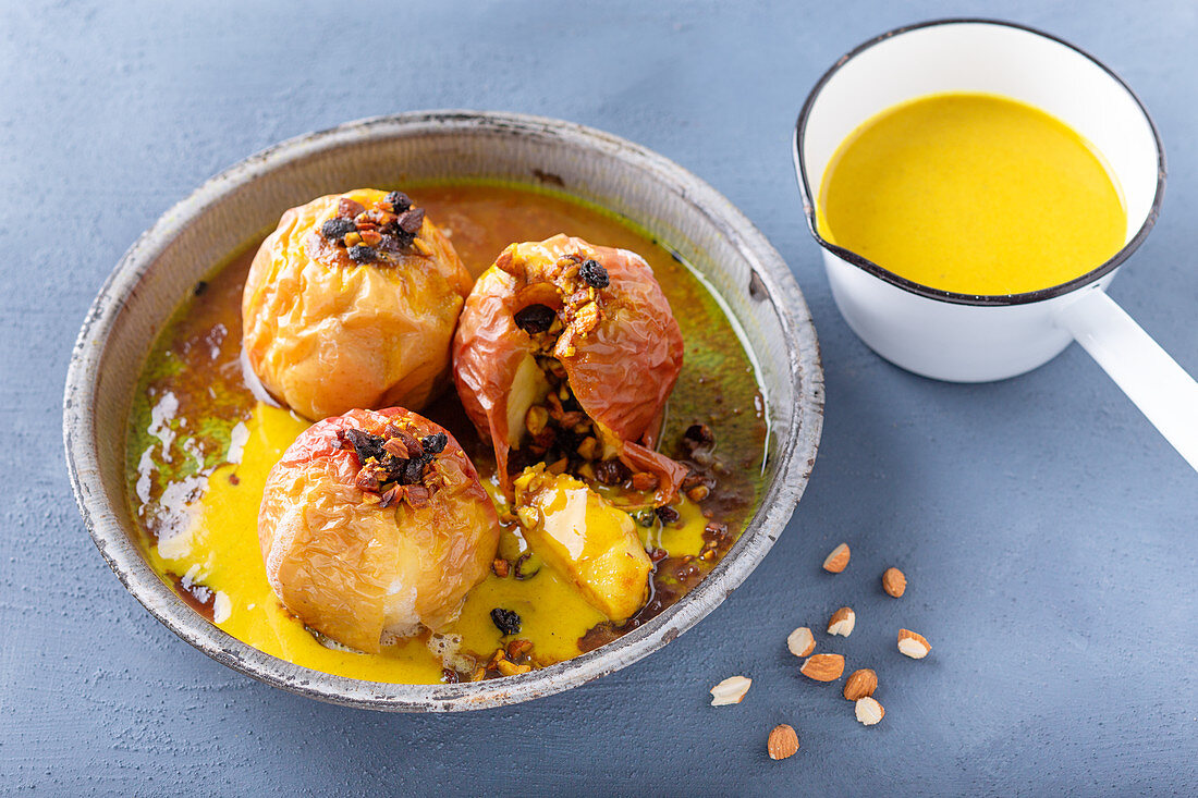 Turmeric baked apples with vanilla sauce