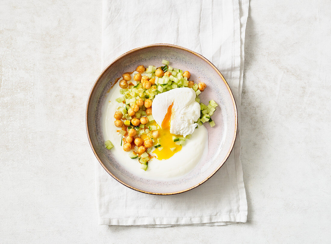 Türkisches Frühstücksei mit Joghurt, Kichererbsen und Gurke