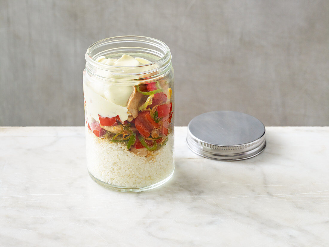 Hähnchenbrust-Reissalat im Glas 'To Go'
