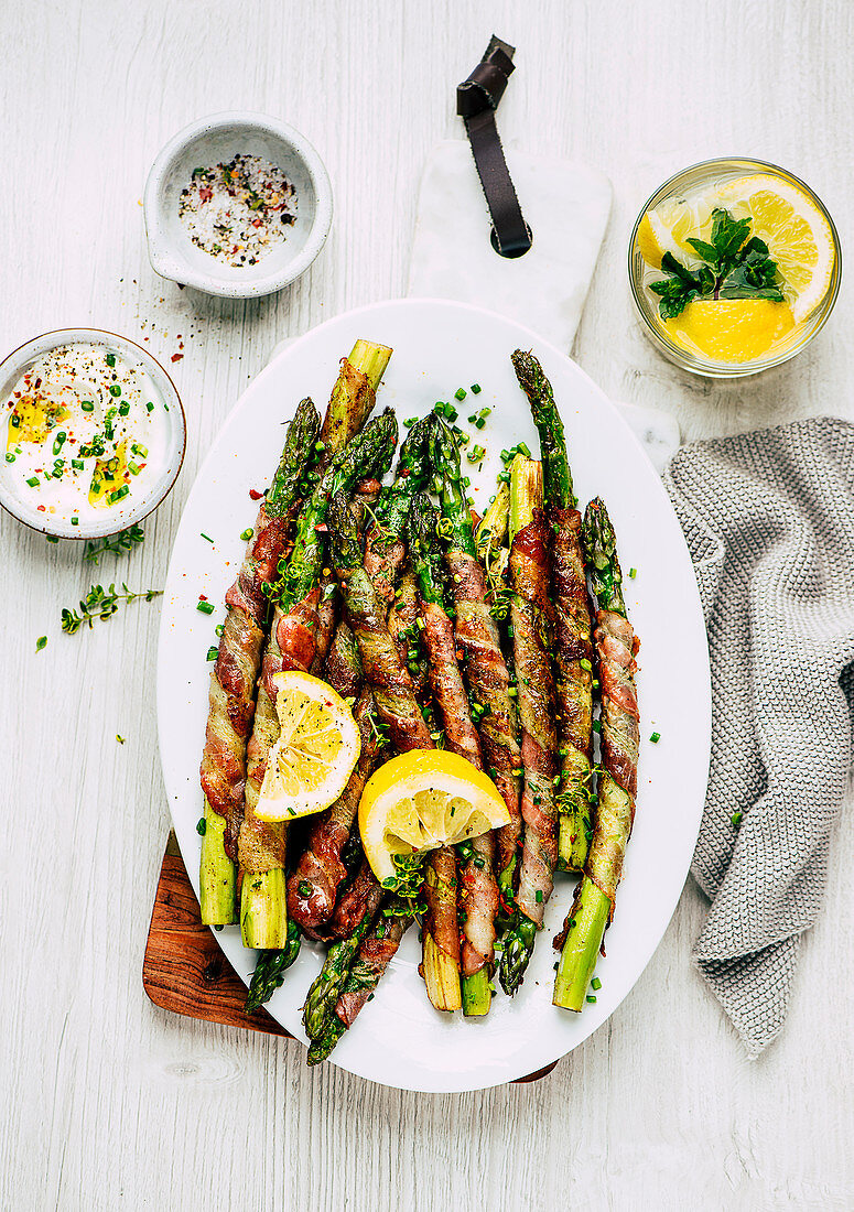 Gebratener grüner Spargel im Speckmantel