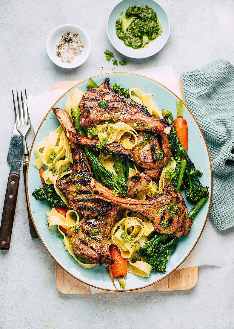 Gegrillte Lammkoteletts mit Gemüse und Pasta