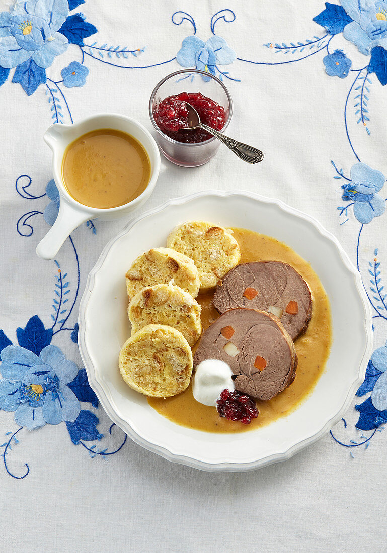 Hirschrollbraten mit Sauerrahmsauce und Serviettenkloß