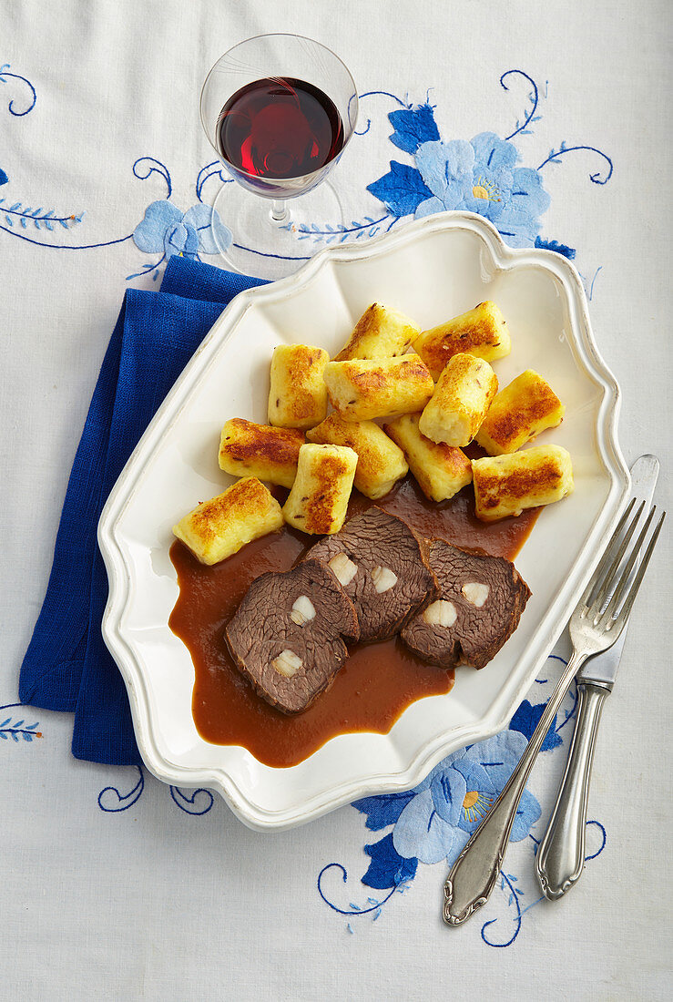 Gespicktes Wildschwein mit Hagenbuttensauce und Gnocchi