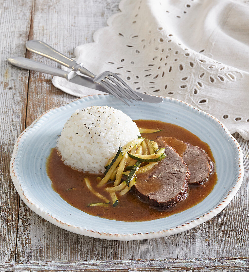 Roast beef with zucchini, rice and sauce