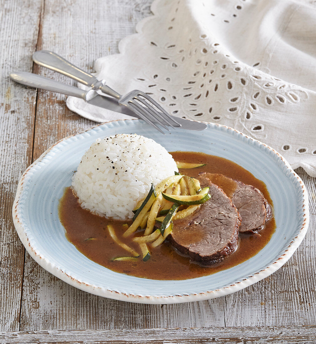 Roastbeef mit Zucchini, Reis und dunkler Sauce