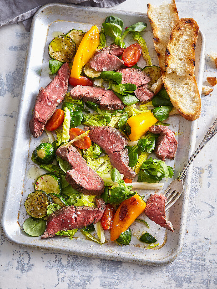 Rumpsteak with salad and vegetables