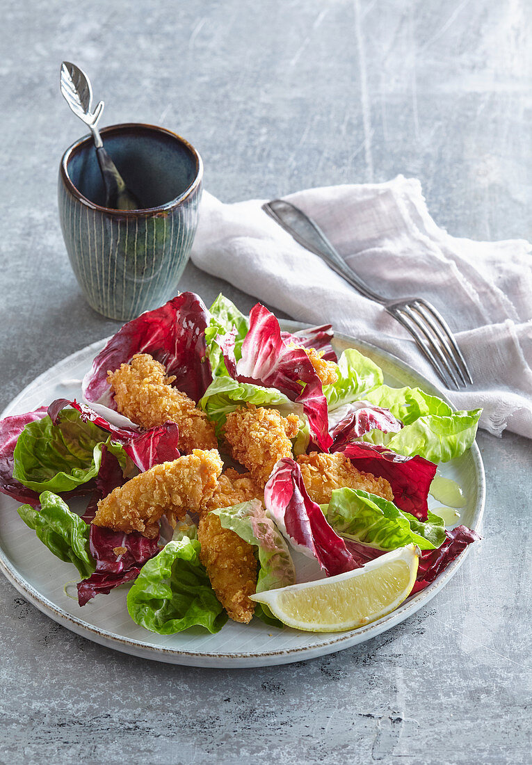 Salat with crunchy chicken bites