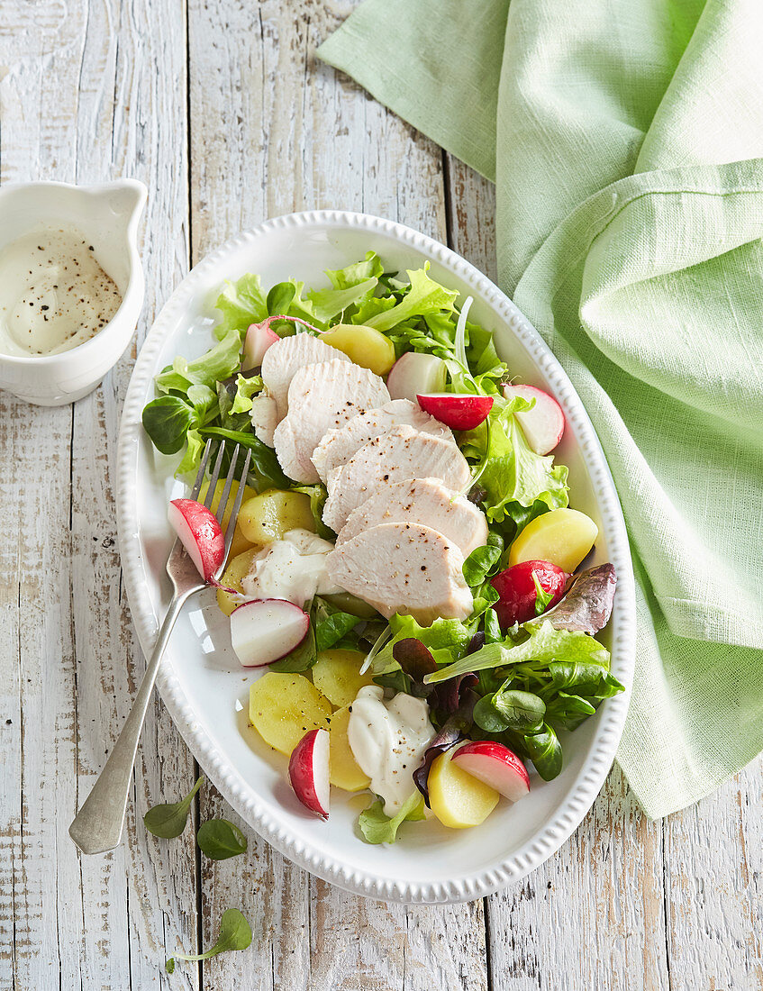 Salat mit pochiertem Hähnchen