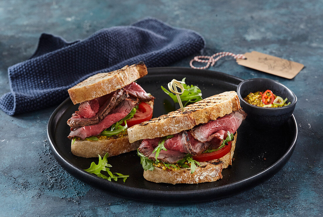 Röstbrot-Sandwiches mit Roastbeef