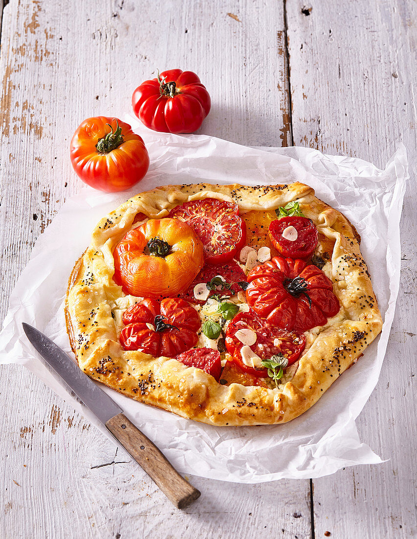 Shortcrust tomato cake with feta and oregano