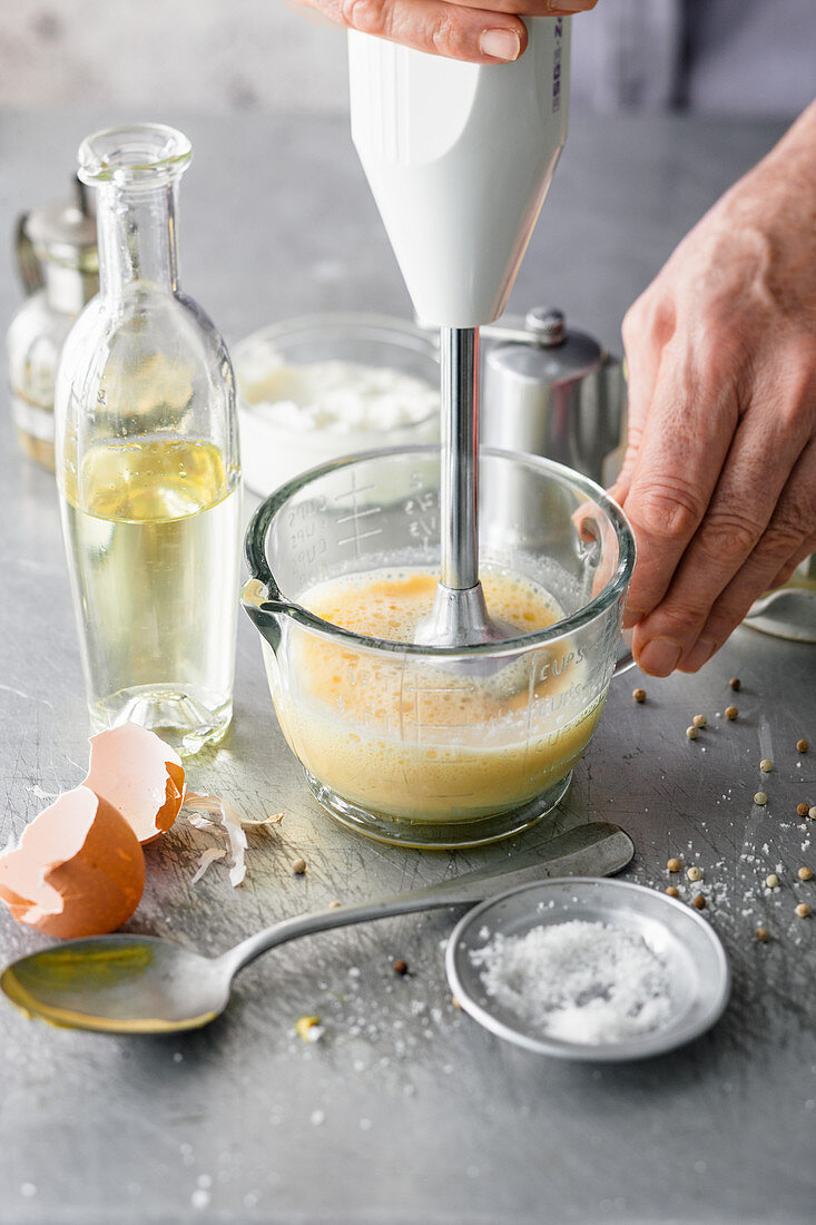 Burger-Mayo zubereiten - mit dem Mixstab pürieren