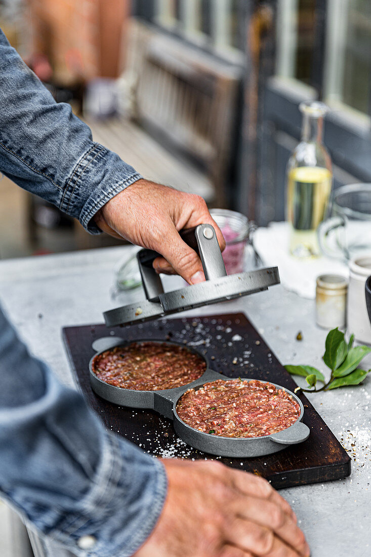 Burger-Pattys in der Burgerpresse