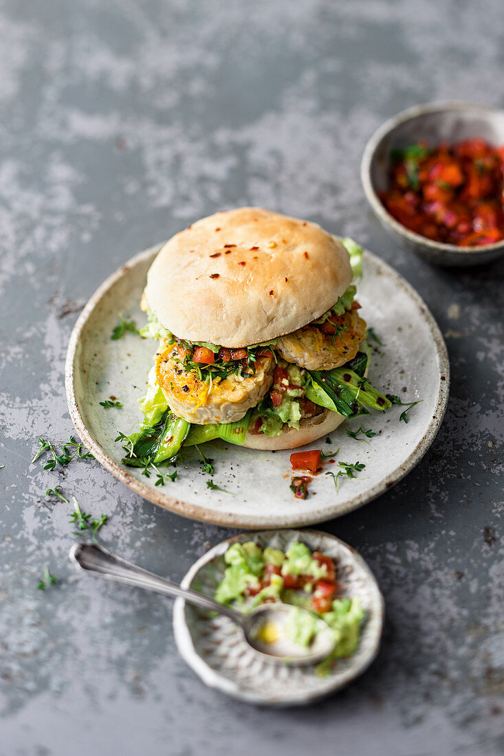 Veganer Tempeh-Asada-Burger mit Chipotle-Salsa und Guacamole