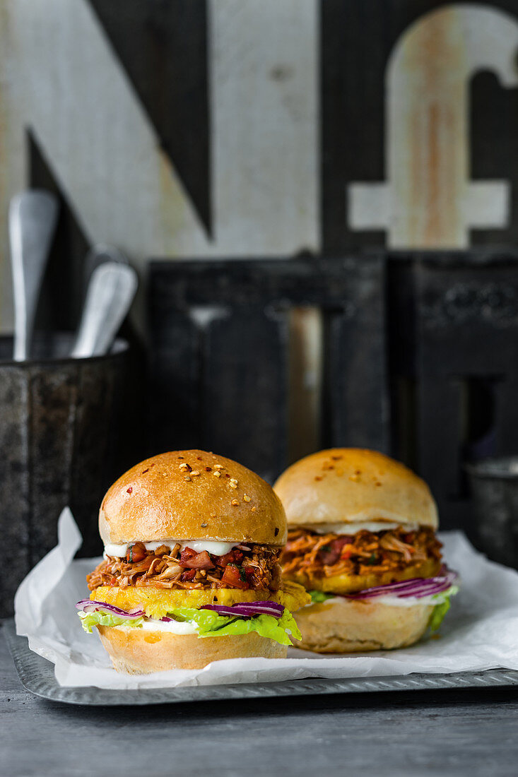 Pulled-Jack-Burger mit Limetten-Mayo, Ananas und roten Zwiebeln