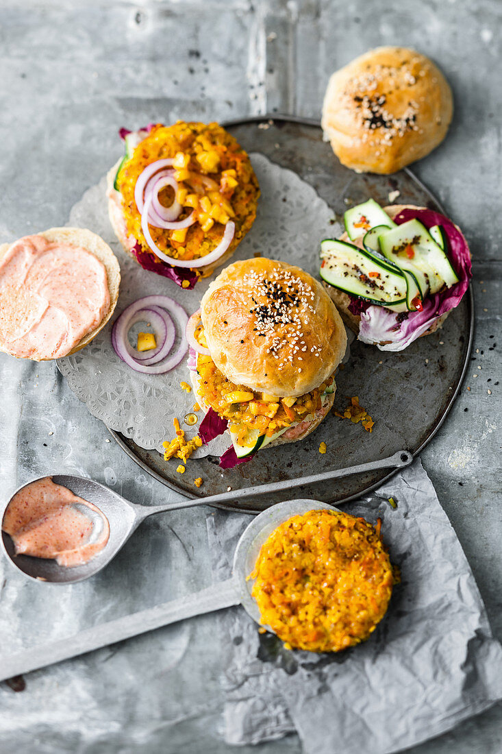 Veganer Linsen-Patty-Burger mit Tandoori-Mayo und Mango-Chutney