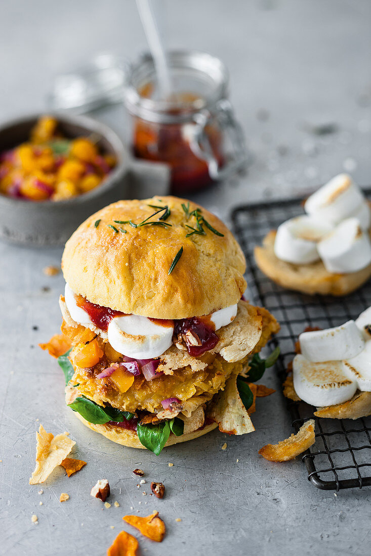 Putenburger mit Kürbis-Relish, Marshmallows und Whiskey-BBQ-Sauce