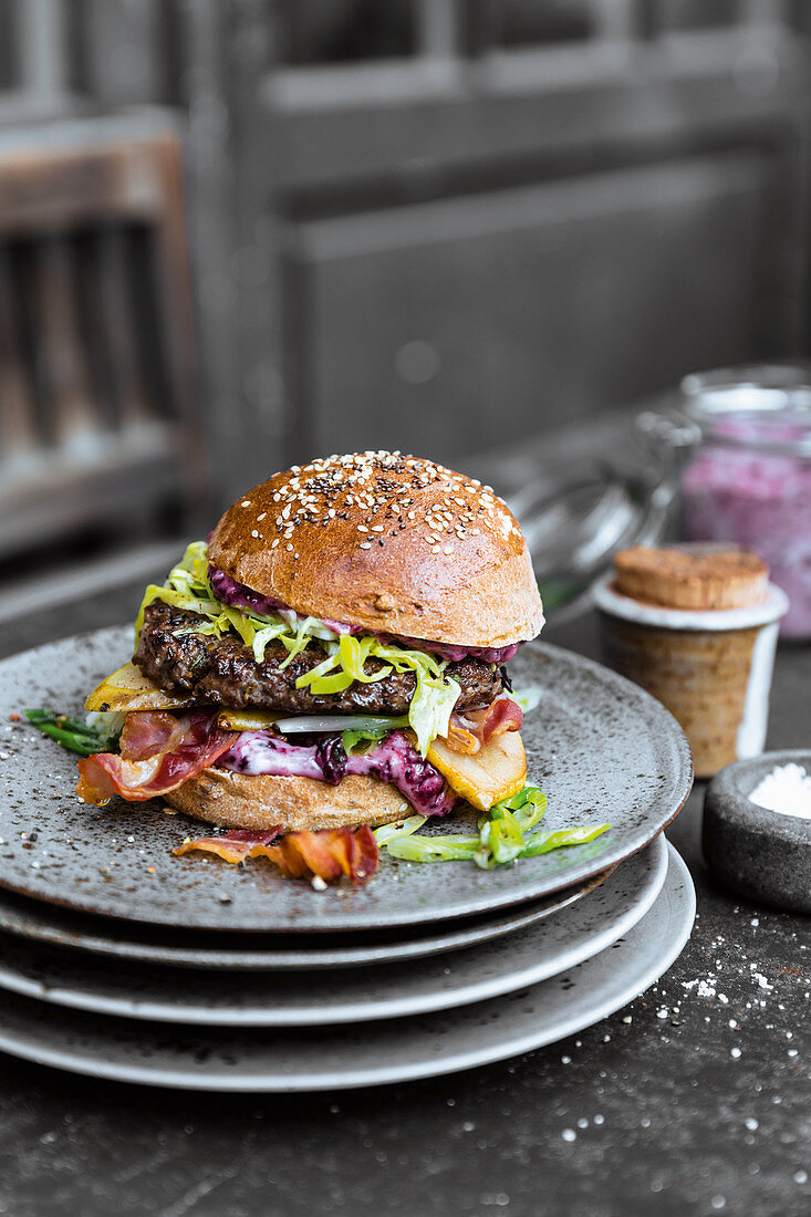Wildschwein-Burger mit Blaubeer-Mayo, Bacon, Birne und Spitzkohl
