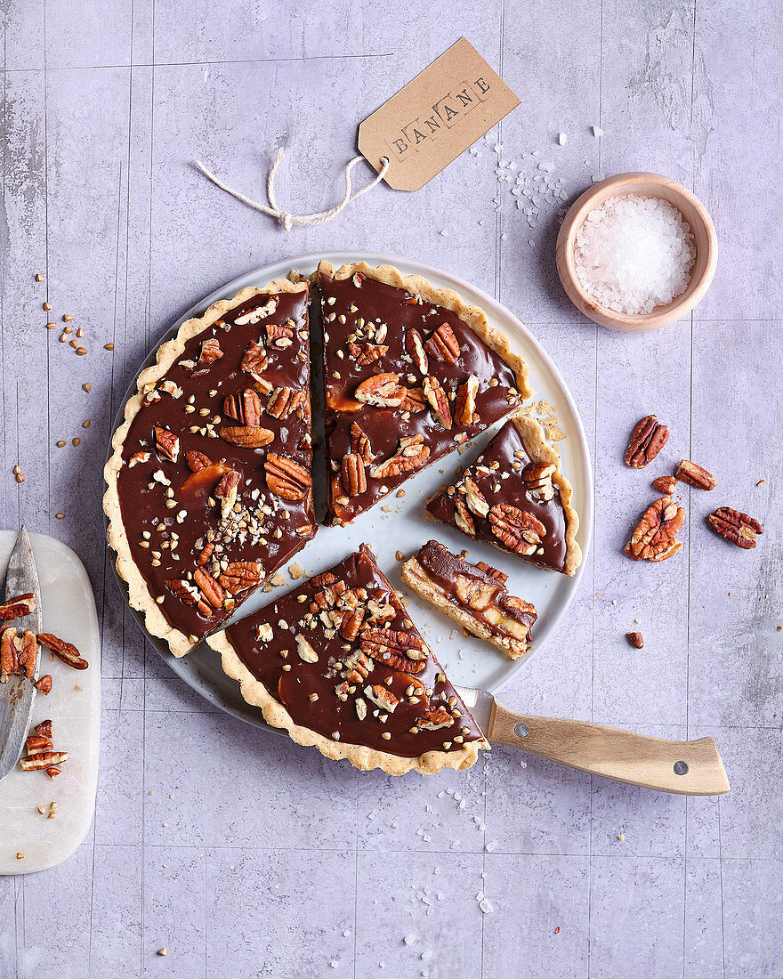 Chocolate banana tart with pecans