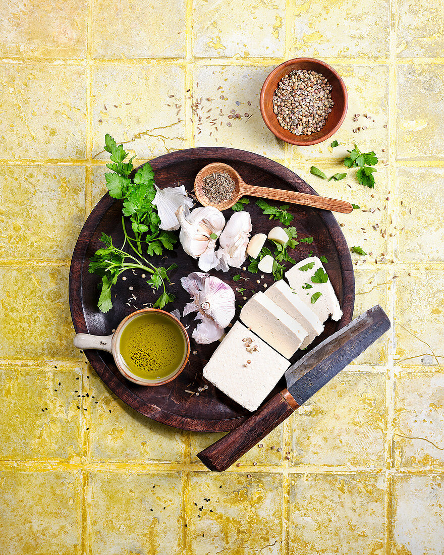 Tofu, frische Kräuter und Knoblauch