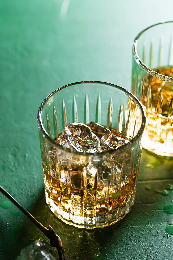 Whiskey mit Eiswürfeln in Gläsern