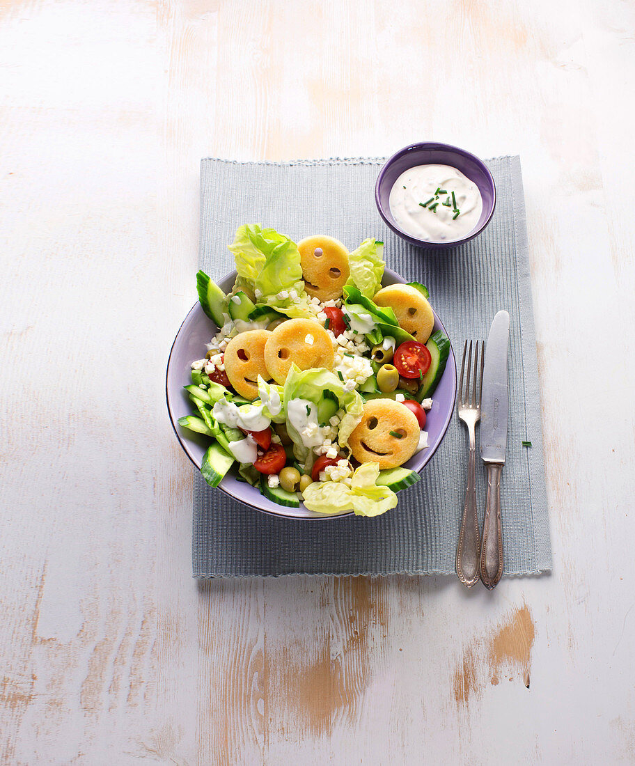 Smiley-Salat mit Kartoffeltalern, Gurke, Tomaten und Feta