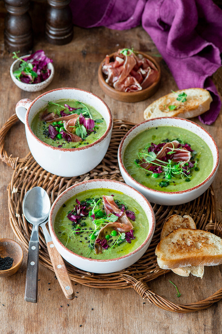 Green peas soup with proscuitto