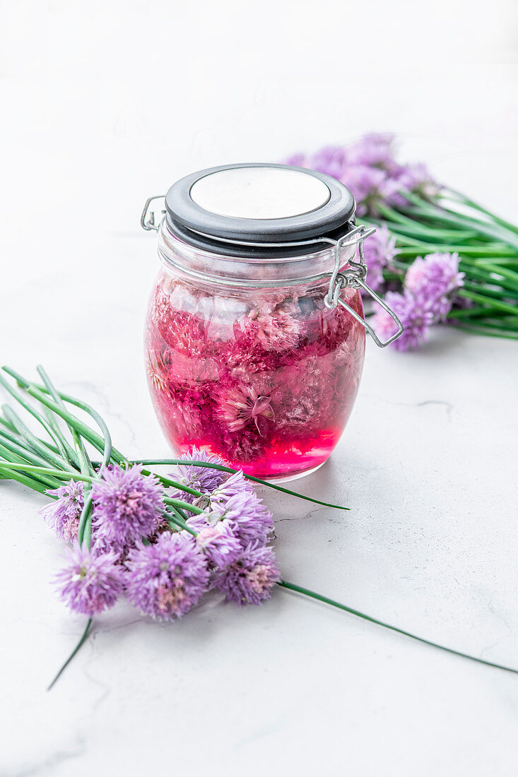 Schnittlauchblüten in Essig eingelegt