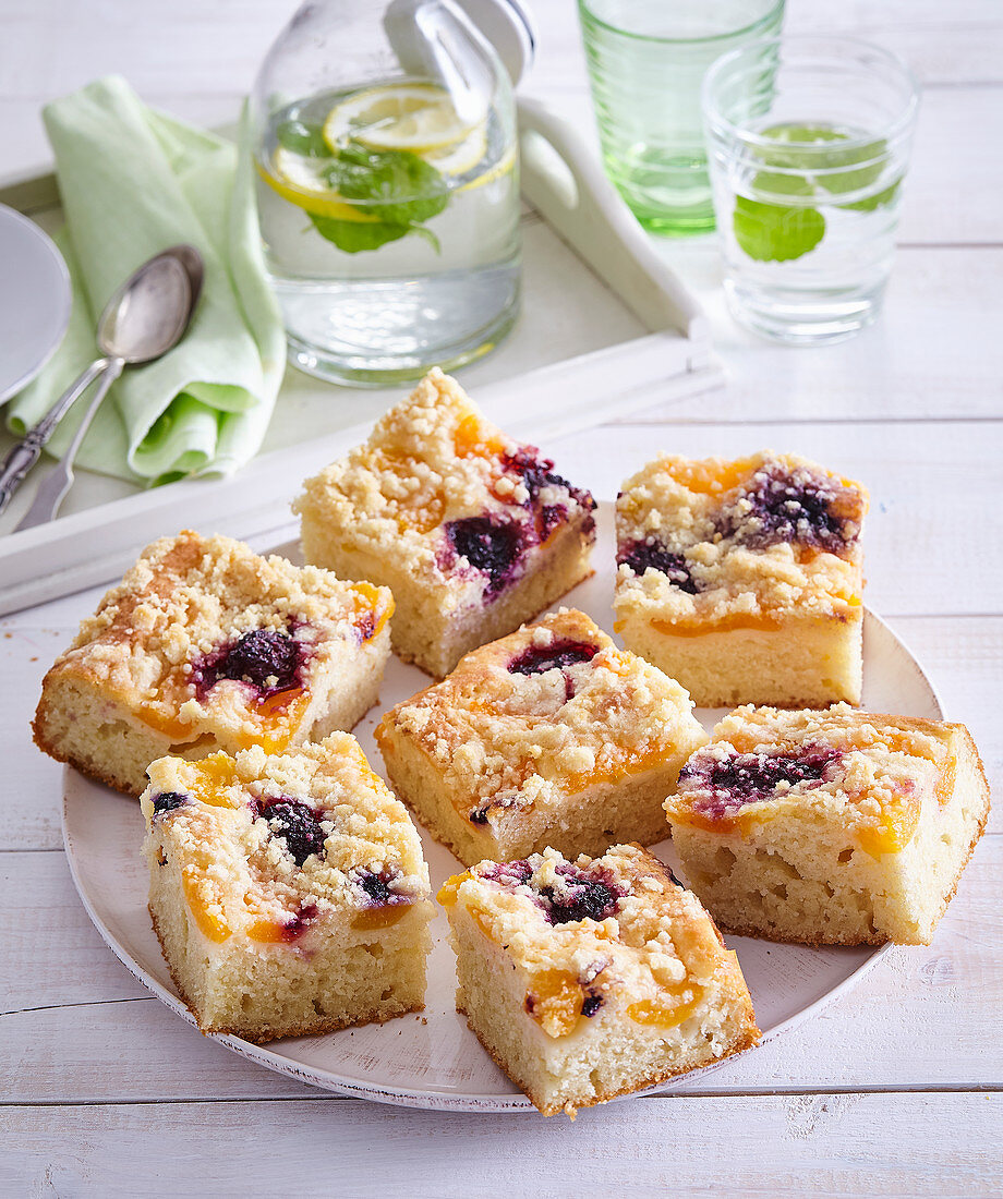 Apricot and blacberry cake with crumb