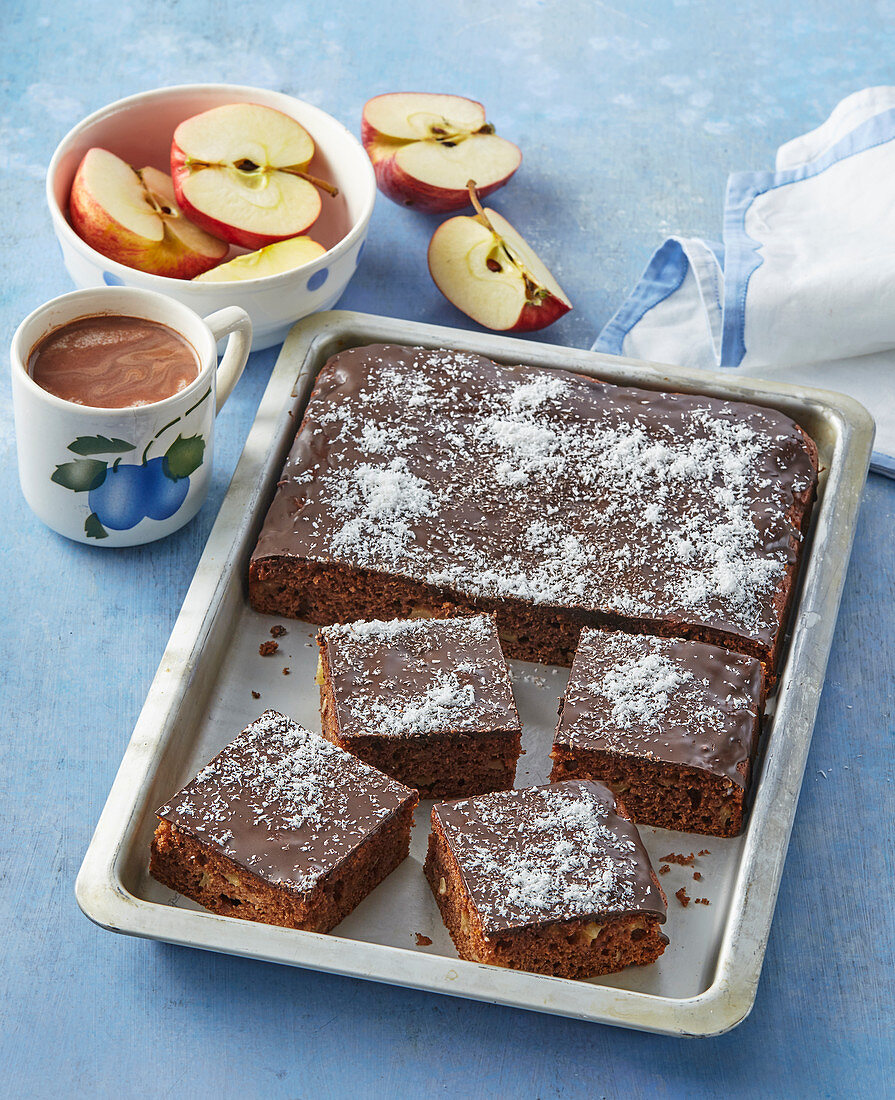 Apple gingerbread with topping