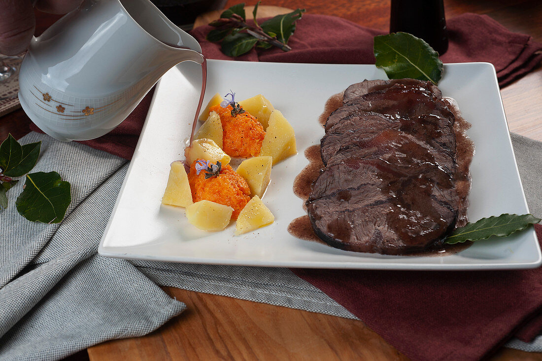 Geschmortes Rindfleisch in Barolo mit Karotten-Quenelles und Salzkartoffeln