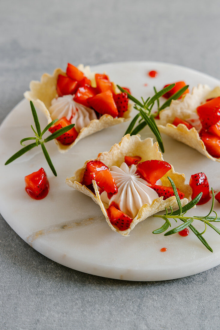 Süße Tacosschälchen mit Erdbeeren und Sahne