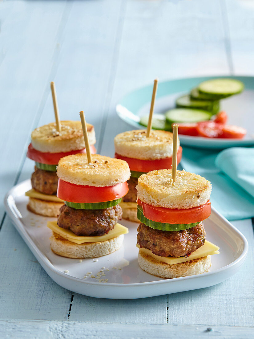 Mini-Hamburger mit Spießchen