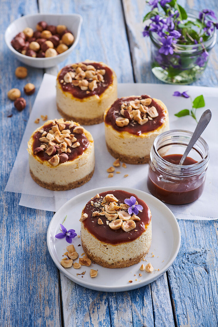 Small cheesecakes with caramel