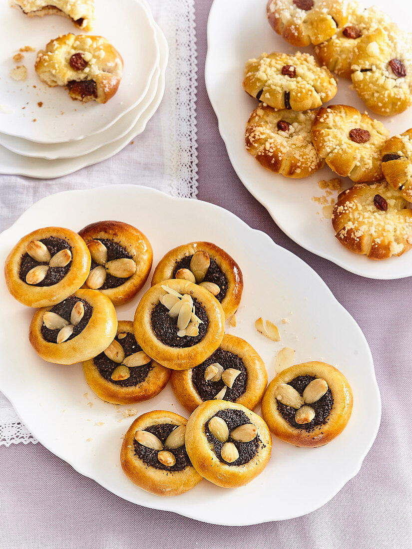 Wedding cookies with poppy seeds and almonds