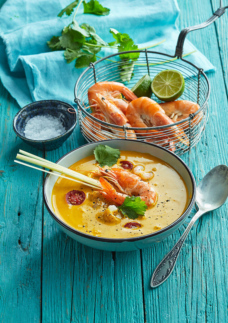 Shrimp soup with curry spice