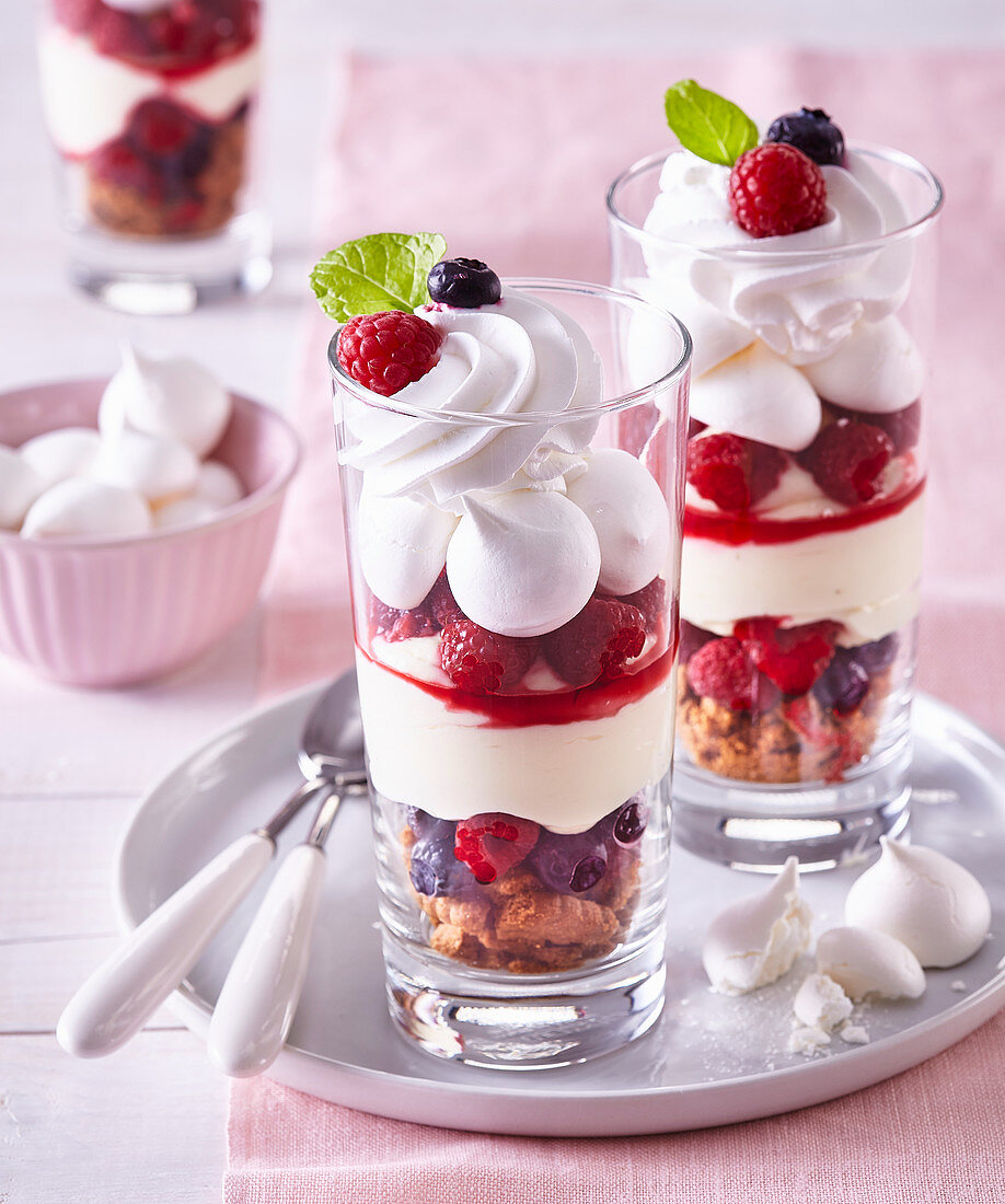 Schichtdessert mit Waldbeeren und Baiser